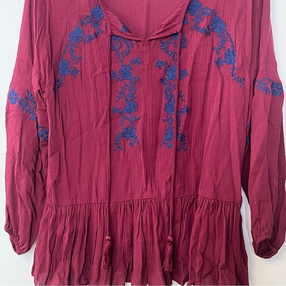Women’s Liz Claiborne Tunic Style Burgandy Embroidered Top. Size Medium. - Picture 4 of 12